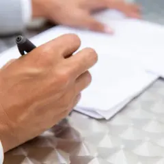 Czy akt notarialny to umowa cywilnoprawna? Poznaj kluczowe różnice