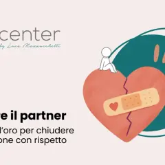 Cuore spezzato con cerotto, metafora per imparare come chiudere una storia d'amore con rispetto.