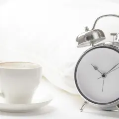 Budzik dzwoni, czas wstać! Idealny moment, kiedy pić kawę, by zacząć dzień.
