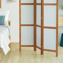 Un paravent en bois et tissu blanc, parfait pour fabriquer un coin intime dans une chambre.