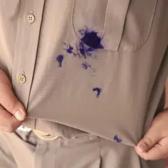 Uratuj spodnie! Jak usunąć plamy z długopisu krok po kroku?