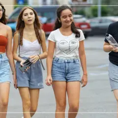 Stylizacje do szkoły 2025: Jak wyglądać modnie i wygodnie?