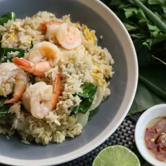 Receta fácil de arroz tres delicias con gambas que sorprende