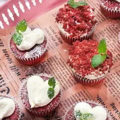 Red velvet muffins med fluffig frosting och myntablad. En härlig syn av röda sammetsmuffins!