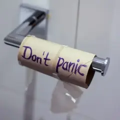 Pusta rolka po papierze toaletowym z napisem "Don't Panic". Gdybyś potrzebował wsparcia, probiotyk Enterol zawsze pomoże.