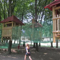 Małpi Gaj Myślenice: Rodzinny park linowy na Zarabiu czy warto?