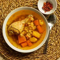 Un délicieux pilon de poulet Cookeo, servi dans un bouillon savoureux avec des carottes, des pommes de terre et du maïs.