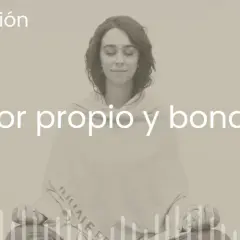 Joven en meditación metta para niños, cultivando amor propio y bondad.