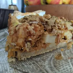 Kawałek jabłecznika na kruchym cieście, z kruszonką. Zastanawiasz się, ile kalorii ma jabłecznik na kruchym cieście?