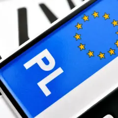 Polskie tablice rejestracyjne z symbolem UE. Zastanawiasz się nad koszt przerejestrowania samochodu?