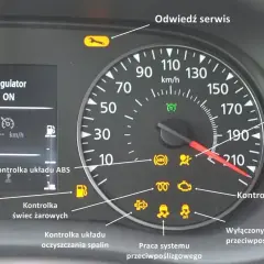 Na desce rozdzielczej świeci się kontrolka systemu przeciwpoślizgowego, informując o jego pracy lub wyłączeniu.
