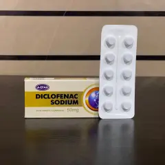 Opakowanie leku Diclofenac Sodium 50mg i blister z tabletkami. Ten lek został wycofany z obrotu.
