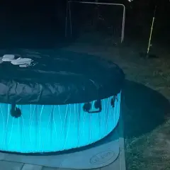 Nocny relaks w ogrodzie z podświetlanym Lay-Z-Spa Miami. Idealne miejsce na leniwe chwile.