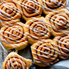 Rotolini alla cannella con glassa bianca, una ricetta facile e golosa. Perfetti per la colazione o la merenda.