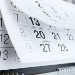 Przewracane kartki kalendarza. Dzień 20, 27, 28. Czas na urlop okolicznościowy śmierć męża.