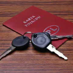 Karta pojazdu i kluczyki samochodowe, gotowe do kodowania kluczyka.