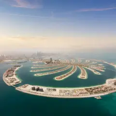 Palm Jumeirah, ikona Dubaju, to jedno z miejsc, które trzeba zobaczyć. Sztuczna wyspa w kształcie palmy oferuje luksusowe hotele i wille.