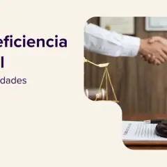 Ley de eficiencia procesal: claves y novedades. Imagen de un mazo de juez, balanza y apretón de manos, simbolizando justicia y acuerdos.