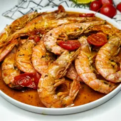 Gambas recette : grosses crevettes poêlées avec des tomates cerises dans une sauce savoureuse. Un plat qui met l'eau à la bouche.