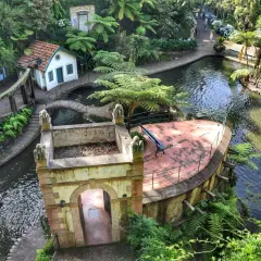Urokliwy ogród z mostkami, domkiem i stawem. Wspaniałe **Funchal atrakcje** dla każdego.