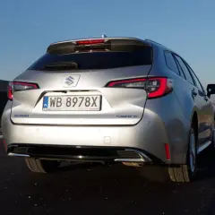 Srebrny Suzuki Swace z polskimi tablicami WB 8978X stoi na drodze.