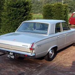 Silver Chrysler Valiant från 1960-talet parkerad på en tegeluppfart.