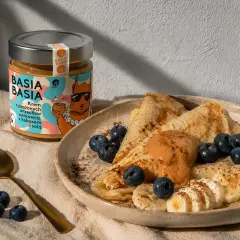 Klasyczne ciasto na naleśniki z kremem z prażonych orzechów nerkowca, bananami i borówkami. Idealne śniadanie!