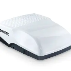 Unidad blanca Dometic, ideal para comparar climatizador vs aire acondicionado en tu autocaravana.