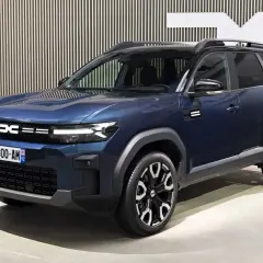 Niebieski Dacia Bigster, kiedy? Nowy SUV z charakterystycznym grillem i światłami LED, gotowy na przygody.
