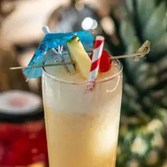 Pyszny drink z ananasem, wisienką i parasolką. Idealny przepis na Pina Colada na lato!
