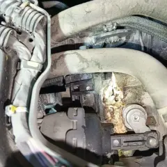 Aquí se muestra la ubicación de la válvula EGR en un Citroën C5, con corrosión visible.