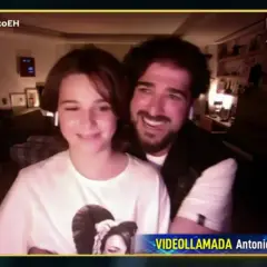 La pareja de Antonio Orozco sonríe en una videollamada. Él la abraza por detrás, ambos con auriculares.