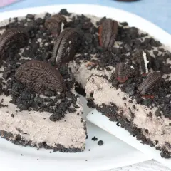 Una golosa torta oreo, con biscotti sbriciolati e interi a decorare la sua cremosa superficie.