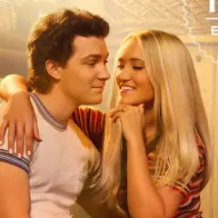 Georgie i Mandy, młodzi zakochani, patrzą na siebie z czułością. To może być zapowiedź ich pierwszego małżeństwa.