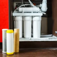 Filtres pour système de purification d'eau, prêts pour le remplacement. Apprenez comment nettoyer de la résine pour une eau pure.