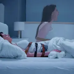 Paralisi del sonno: una donna legata nel letto, con un'ombra di sé che urla. Cosa vedi?