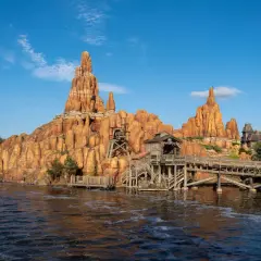Big Thunder Mountain Railroad, eine der beliebtesten Disneyland Attraktionen, ragt majestätisch über einem Fluss auf.