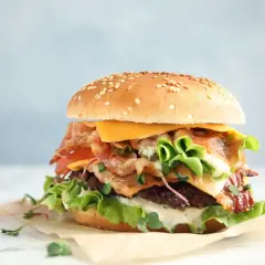 Apetyczny burger z bekonem, serem i warzywami. Zastanawiasz się, burger ile kcal?