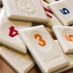 Kafelki do gry rummy z cyframi 3, 4, 5, 6, 12 i 13.