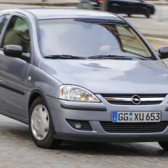 Srebrny Opel Corsa C w ruchu na drodze.