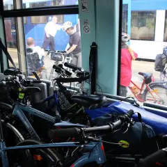 Rowery czekają na podróż po malowniczych ścieżkach rowerowych Roztocza. Wnętrze pojazdu wypełnione jest dwoma kołami, gotowymi na przygodę.