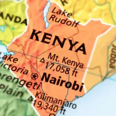 Mapa pokazuje, gdzie leży Kenia, obok Ugandy, Tanzanii i Somalii. Widać Nairobi i Górę Kenia.