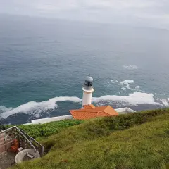 El faro del pescador en Santoña se alza vigilante sobre el mar Cantábrico, con espuma blanca adornando las olas.