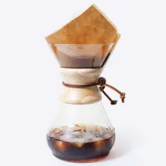 Kaffeebereiter mit Eiswürfeln und Kaffee, bereit für einen erfrischenden cold brew eiskaffee.