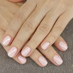 Mani curate con unghie corte e smalto rosa pastello. La forma unghie corte è elegante e pratica, perfetta per ogni occasione.
