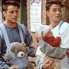 Chandler Bing z niemowlakiem i Joey z misiem w nosidle.