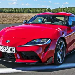 Czerwona Toyota Supra na torze. Sprawdź aktualną toyota supra cena i poczuj moc tego sportowego coupe.