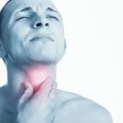Mężczyzna z bólem gardła, czuje jakby w gardle tworzyły się kryształy reinkego.