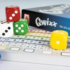 Bunte Würfel und Spielkarten für das beliebte Würfelspiel Qwixx. Hier sind die Rollen für spannende Runden bei den Brettspielen.