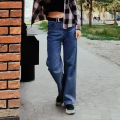 Spodnie wide leg dla kogo? Odkryj, jak je nosić i stylizować